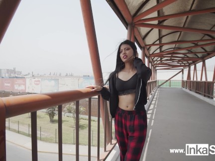Petite modelo venezolana es abordada por peruano cerca a la línea del tren