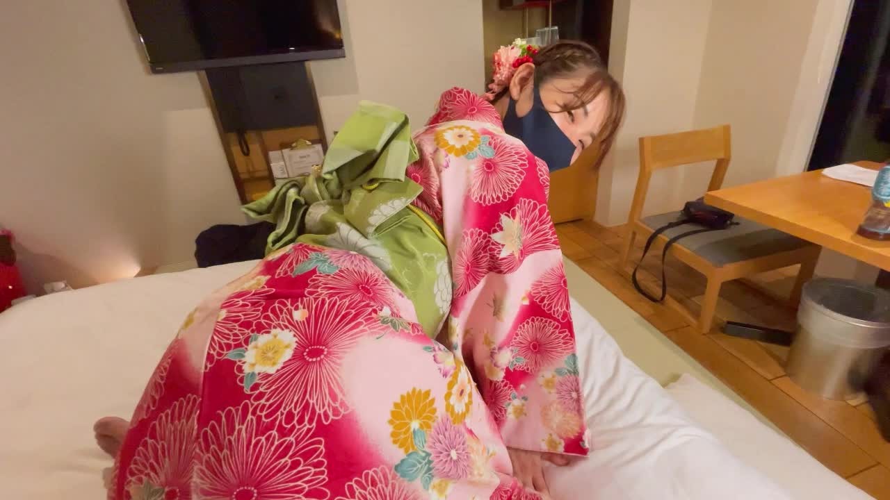 着物姿の女子大生と京都でとびっこいたずらデート！着物を着たまま中出しハメ撮りSEX ♡RYO&YUU♡素人カップル/歳の差/10代/美少女/スタイル抜群/パイパン/スマホ撮影/リアル/KIMONO - Vidéo de sexe gratuite - RedTube