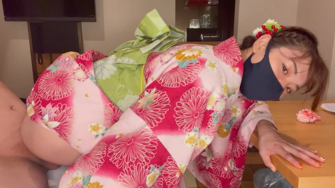 着物姿の女子大生と京都でとびっこいたずらデート！着物を着たまま中出しハメ撮りSEX ♡RYO&YUU♡素人カップル/歳の差/10代/美少女/スタイル抜群/パイパン/スマホ撮影/リアル/KIMONO - Vidéo de sexe gratuite - RedTube