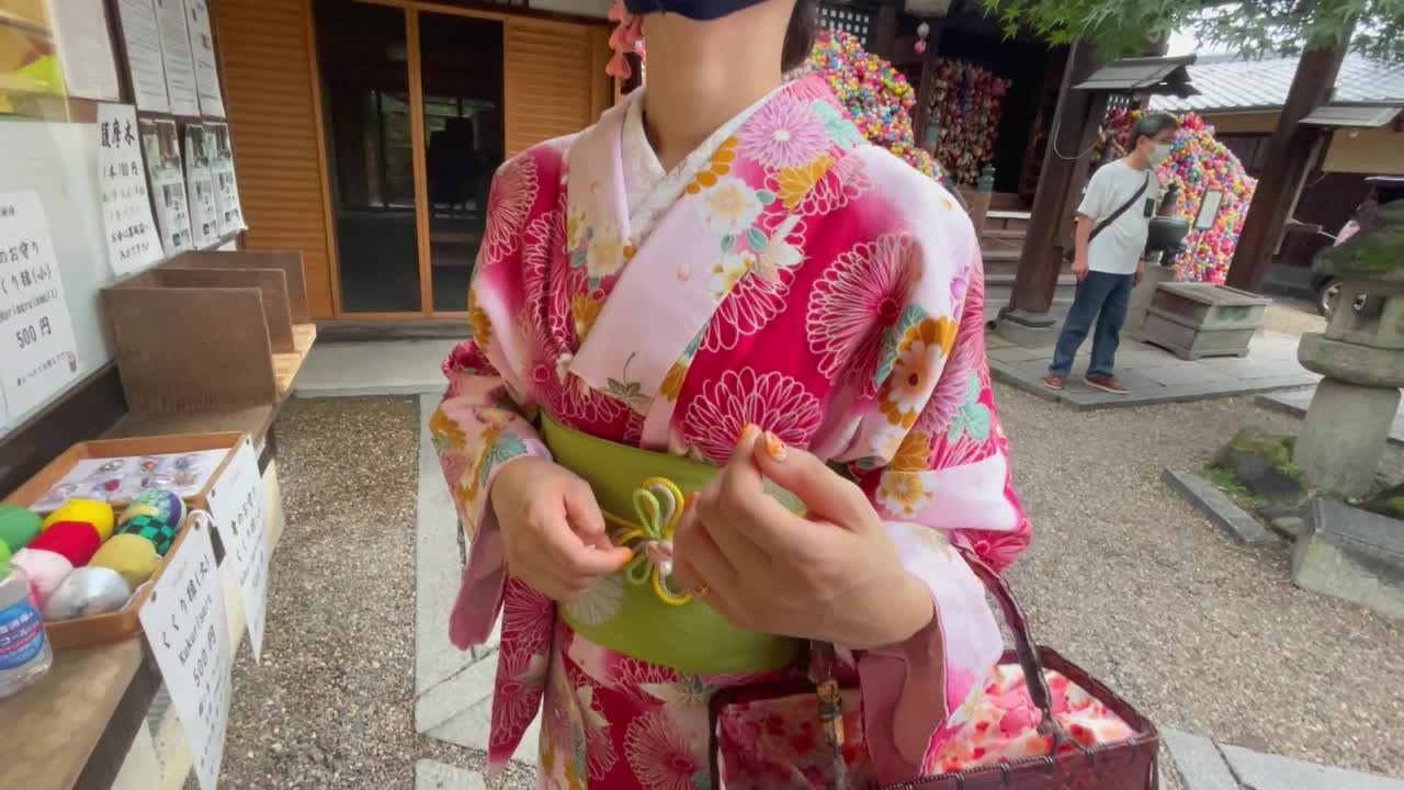 着物姿の女子大生と京都でとびっこいたずらデート！着物を着たまま中出しハメ撮りSEX ♡RYO&YUU♡素人カップル/歳の差/10代/美少女/スタイル抜群/パイパン/スマホ撮影/リアル/KIMONO - Vidéo de sexe gratuite - RedTube