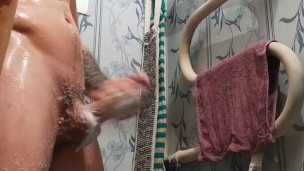 Guy in the shower masturbates and cums right on camera