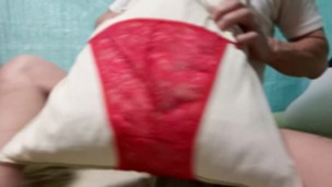 男の変態オナニー！枕にパンツを履かせてペニスを擦り付け・オナホで射精して精液まみれ