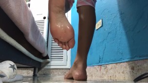 She urinates on the floor at her friend's house, she is desperate, she wet her pajamas