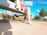 Vibromasseur sur un banc public avec un inconnu derrière moi 1/16