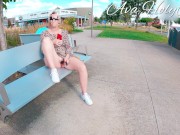 Vibromasseur sur un banc public avec un inconnu derrière moi 12/16