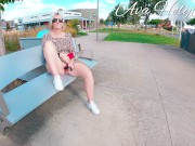 Vibromasseur sur un banc public avec un inconnu derrière moi 13/16