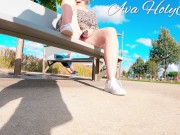 Vibromasseur sur un banc public avec un inconnu derrière moi 2/16