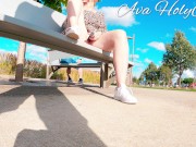 Vibromasseur sur un banc public avec un inconnu derrière moi 3/16