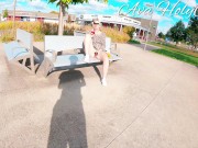 Vibromasseur sur un banc public avec un inconnu derrière moi 4/16