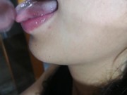 Sexo en el espejo y lavamanos del hotel hasta mas no poder y eyacular en su boca 11/16