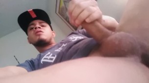 ME PIDE EL CULO BIEN ABIERTO PARA UNA PAJA CON SU VERGA BIEN ERECTA