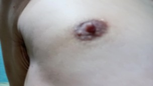 乳首がすごく敏感でツンツンに勃起しちゃいました...　指やローターでチクニーしている姿を見て下さい