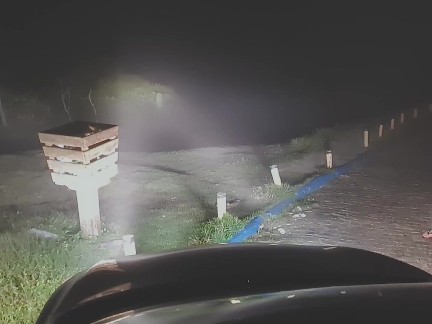 A dama de branco da encruzilhada levou uma madeirada que até caiu !