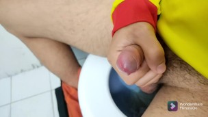 Me quito la calentura en el baño de una estación de policía