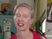 Polyamoröse Neuberlinerin macht es sich selber 11/16