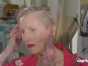 Polyamoröse Neuberlinerin macht es sich selber 13/16