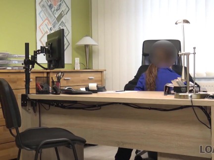 LOAN4K. Une nana aux gros seins a des relations sexuelles pour qu'elle paie pour le travail des sein