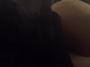 Cette jolie brune me chevauche passionnément