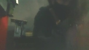 Chico con musica mostrando su pene