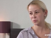 Zierliche deutsche Blondine befriedigt sich selbst 15/16