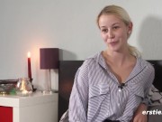 Zierliche deutsche Blondine befriedigt sich selbst 4/16