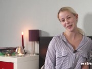 Zierliche deutsche Blondine befriedigt sich selbst 8/16