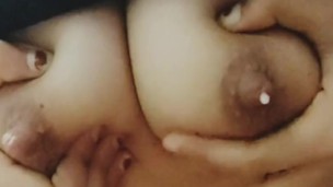 LATINA RICA SE LLEVA LA LECHE EN EL BAÑO DE SU VECINO       