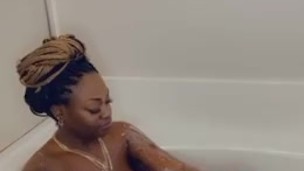 Take a bath with Reignbunni