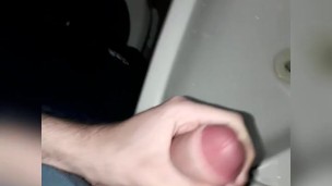 Bisexual brasileño amateur con verga enorme de 22 cm se masturba y saca abundante leche