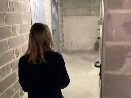 Teen fa un pompino in garage al coinquilino rumeno, che poi la sbatte a pecora. Dialoghi ita, român.