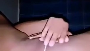 Jugando mi culito tragon