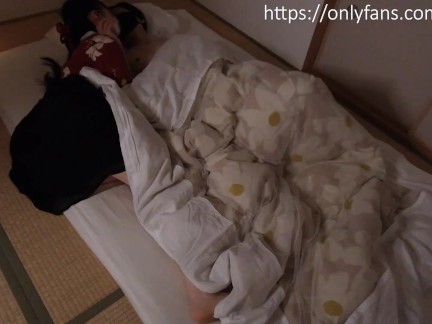 和服美人に逆夜這いされて、密着手コキで優しく覚醒させられる。最後は手コキと足コキ同時責めで限界突破！