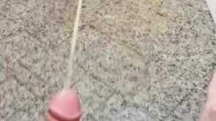 勃起しながらおしっこをすると勢いが激しくなります♡【勃起放尿動画】
