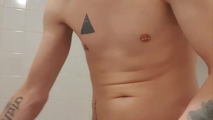 Quick wank in my mates toilet