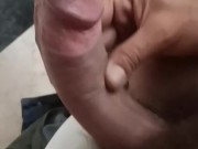 Un garçon canarien à grosse bite se masturbe dans la salle de bain de sa demi-soeur 13/16