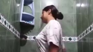 yuli cantando en la ducha