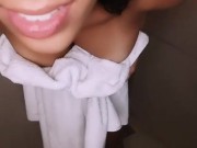 se exibindo ao tomar banho 6/16