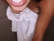 se exibindo ao tomar banho 7/16