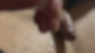 溜めた精子を吐き出す　舐める　Spit out accumulated sperm. Lick it