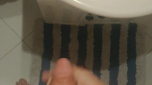 Masturbación y eyaculación frente al espejo