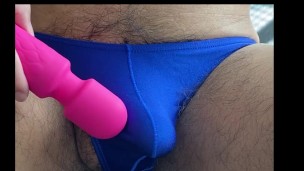 タイトなパンツを突き抜ける精液の大洪水！！