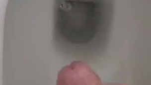 Mi scuoto le palle nel cesso