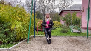 МУЖЧИНА ПОСТОЯННО ПЯЛИТЬСЯ НА БАБ И СИСЬКИ