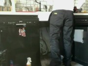 Fuite sous l'évier! Milf allume le plombier et se fait baiser HARD par les deux trous - MILF AT HOME 10/16