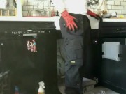 Fuite sous l'évier! Milf allume le plombier et se fait baiser HARD par les deux trous - MILF AT HOME 11/16