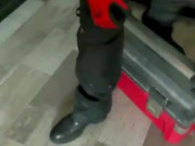 Fuite sous l'évier! Milf allume le plombier et se fait baiser HARD par les deux trous - MILF AT HOME 2/16