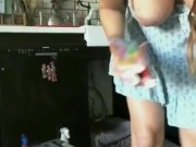 Fuite sous l'évier! Milf allume le plombier et se fait baiser HARD par les deux trous - MILF AT HOME 6/16