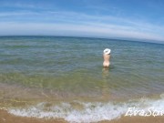 Naked mommy bathing naked in the sea 14/16