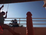 La diosa Regina Noir chupa un consolador enorme y se folla el coño. Exterior. De cerca. Coño grande. 1/16