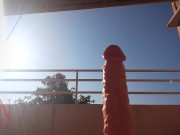 La diosa Regina Noir chupa un consolador enorme y se folla el coño. Exterior. De cerca. Coño grande. 2/16